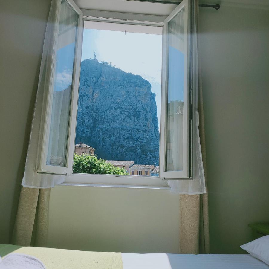 Hotel Du Levant Castellane Bagian luar foto